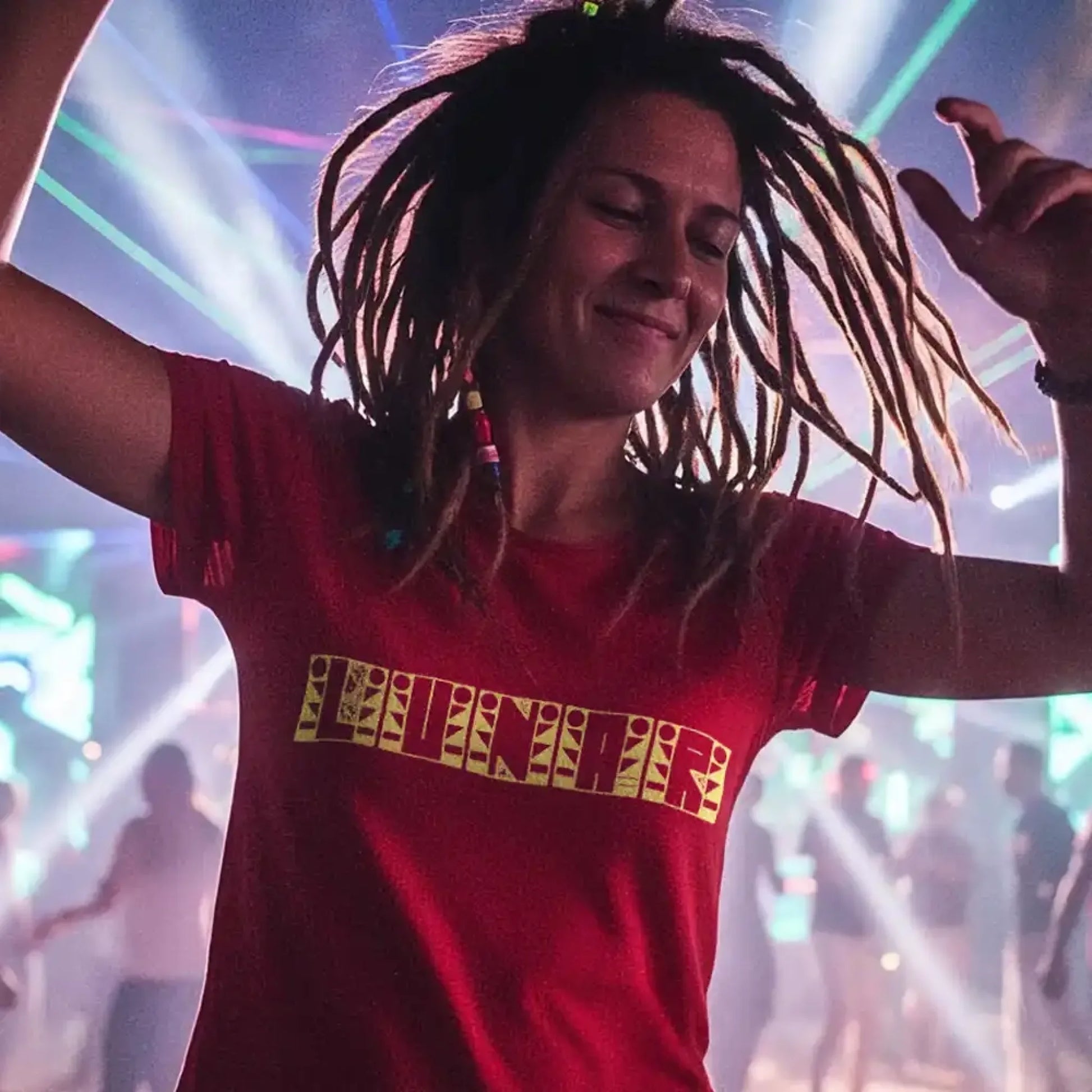 Egyedi feliratos piros póló LUNAR felirattal