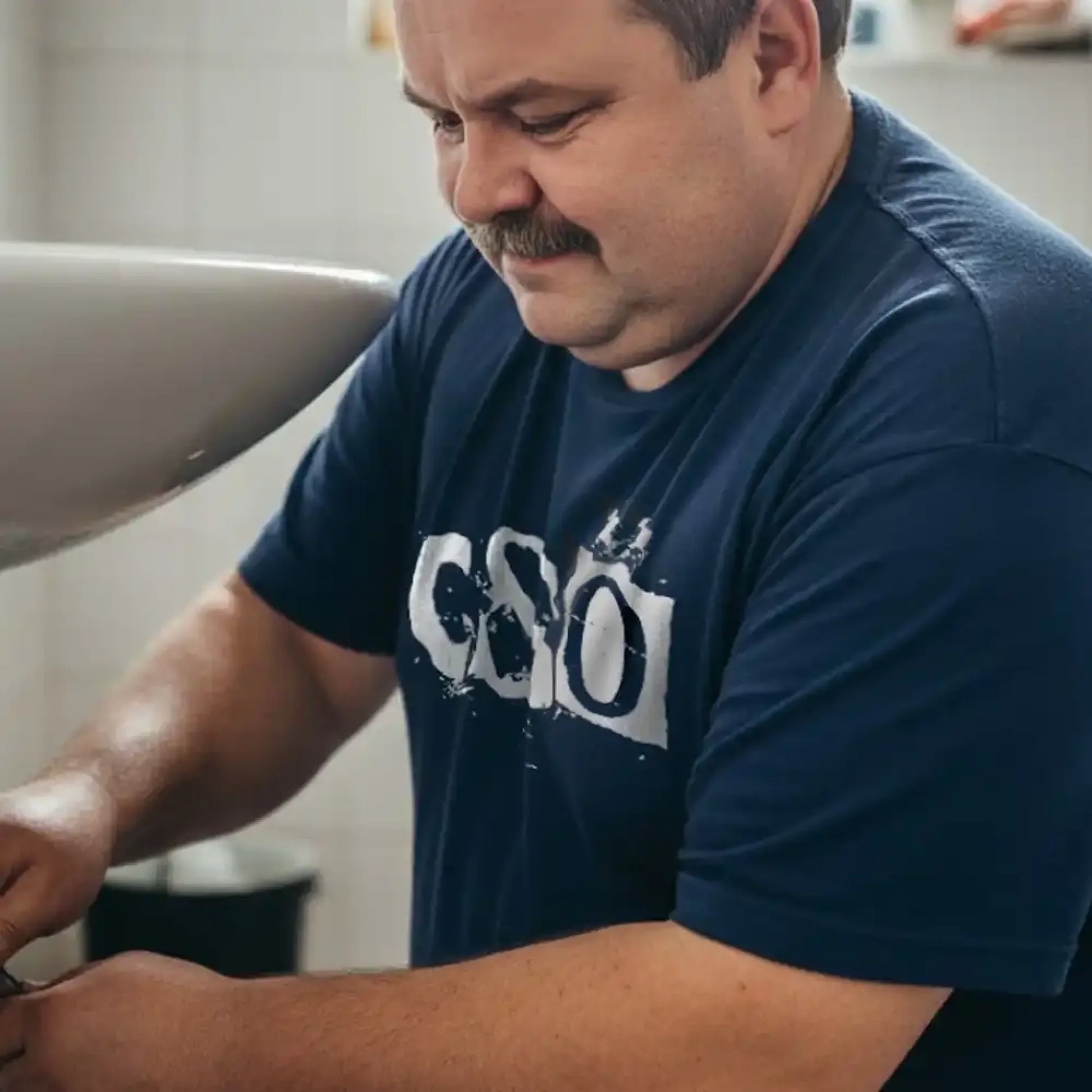 egyedi feliratos vízszerelő póló